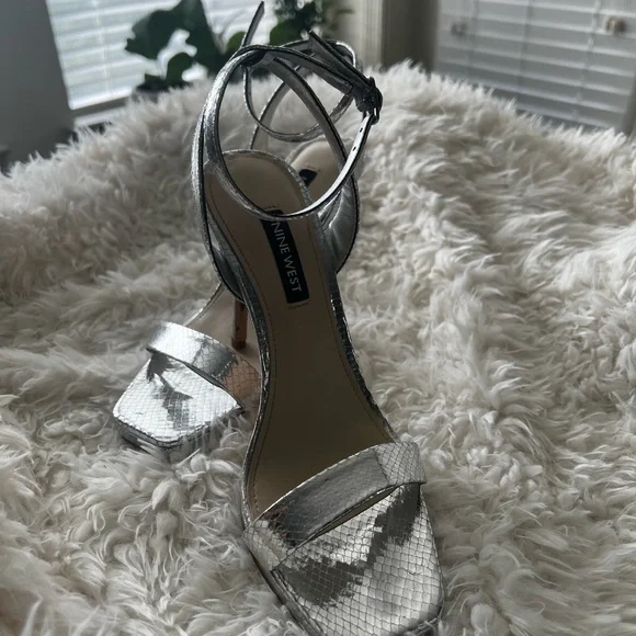 Silver Nine West high heels - Picture 3 of 7
